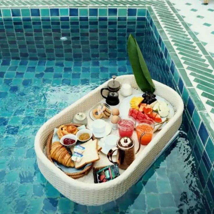 Floating Breakfast (Bữa sáng nổi trên hồ bơi)